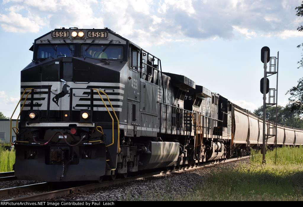 Eastbound grain train approaches the C&O diamonds